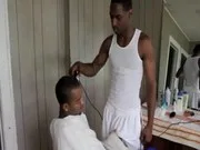 กินควยช่างตัดผมดำๆใหญ่ยาวจับควยช่างงัดควยออกมาให้โม็คพอโม็คเสร็จก็จัดเลยเย็ดตูดเล่นท่าเสียวมากๆ